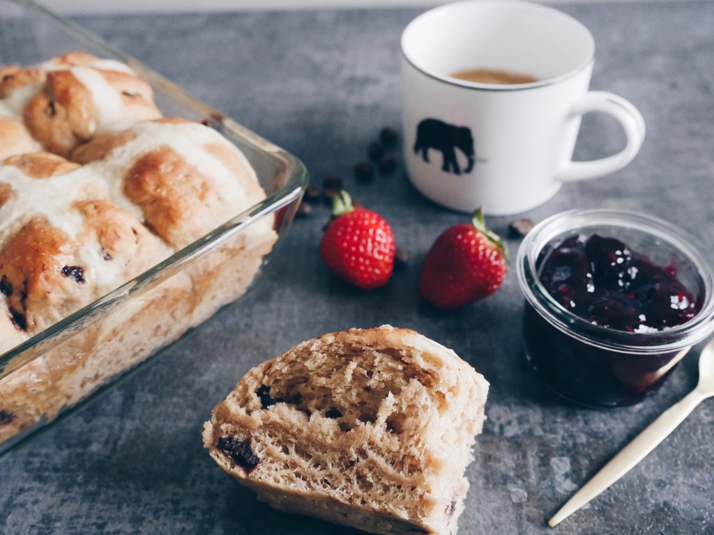Vegan Hot Cross Buns with&nbsp;Chocolate
