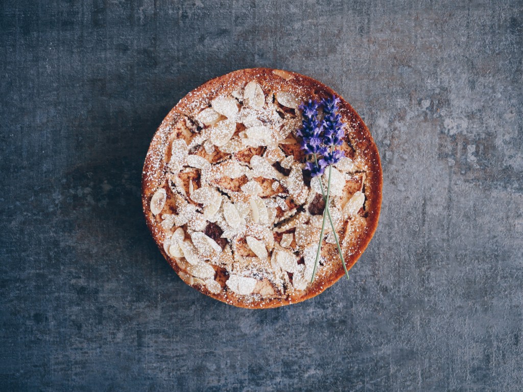Vegan Apple & Almond&nbsp;Cake